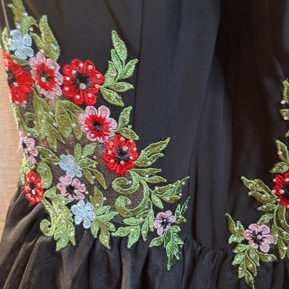 NWT BLONDIE EMBROIDEDED SHORT Black Halter Dress with Floral Embroidery - Picture 4 of 12